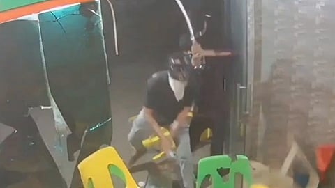 Video : भाजपच्या माजी नगरसेवकाच्या कार्यालयावर हल्ला, अंबरनाथमधील घटना  