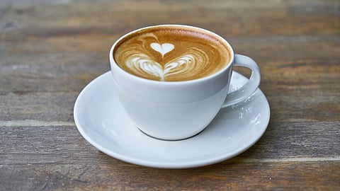 कॉफीतील कॅफिन हानिकारक पण आरोग्याला काही फायदेही होतात; जाणून घ्या प्रमाण किती असावे...