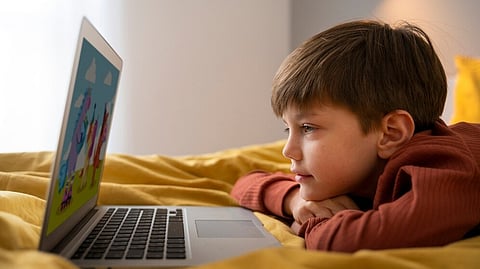 Parenting Tips : लहान मुलांना स्क्रीनपासून लांब कसे ठेवावे?