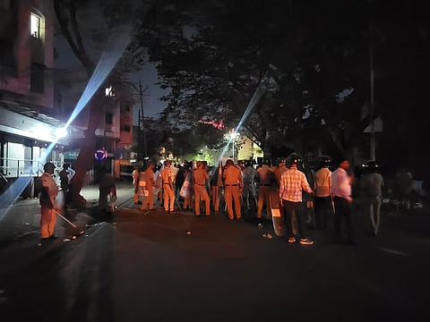 नाशिकमध्ये मध्यरात्री राडा! जमावाची पोलिसांवर दगडफेक, ३१ पोलीस जखमी, १५ जणांना अटक,  नेमकं काय घडलं? 