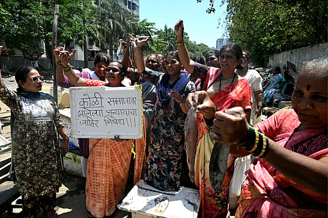 महापालिकेने केलेल्या बेकायदेशीर कारवाईचा निषेध कोळी समाजाच्या मासे विक्रेत्यांनी केला. (छाया - विजय गोहिल)