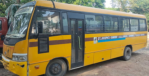 Karjat : शाळेच्या बसमध्ये पाच वर्षांच्या मुलींवर अत्याचार