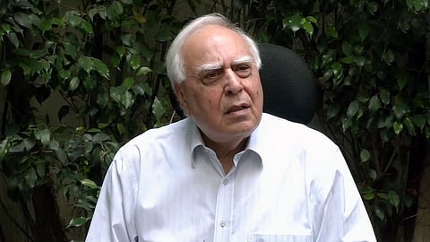 उपराष्ट्रपतींनी राजकीय वक्तव्य करू नये - कपिल सिब्बल 