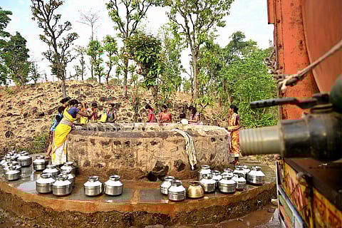 शहापूर तालुक्यात महिलांची पाण्यासाठी वणवण; टँकर सेवा अपुरी, पाण्यासाठी प्रचंड हालअपेष्टा 
