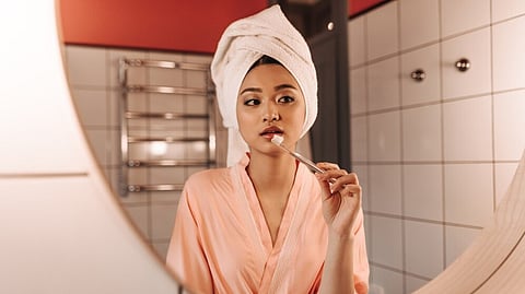 नैसर्गिक पदार्थ वापरून घरच्या घरी बनवा लिप स्क्रब; ओठ होतील गुलाबी आणि मऊ