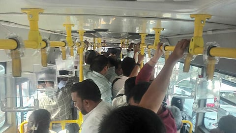 नवी मुंबई-वर्ल्ड ट्रेड सेंटर बससेवेत अचानक कपात; प्रवाशांचे प्रचंड हाल