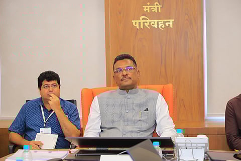 रस्ता सुरक्षेसाठी कठोर पावले; एसटीसाठी कोल्ड स्टोरेज, प्रवाशांसाठी बंदिस्त निवारे; मंत्री सरनाईकांच्या बैठकीत अनेक निर्णय