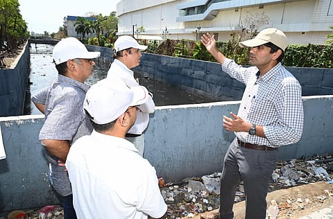 महत्त्वाचे निर्देश देताना मुंबई महापालिकेचे अतिरिक्त आयुक्त अभिजीत बांगर 
