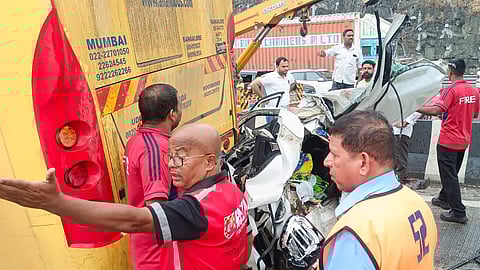 मुंबई-पुणे द्रुतगती महामार्गावर अनेक वाहने धडकली; २ महिलांचा मृत्यू, ५ जण गंभीर, वाहतूक तासभर विस्कळीत