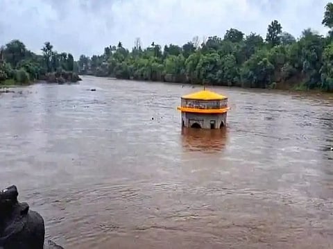 सातारा जिल्ह्यात मुसळधार पाऊस; ३५ घरांची पडझड; गाड्यांचे मोठ्या प्रमाणात नुकसान
