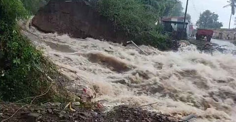 बारामतीत कालव्याला भगदाड; हजारो लिटर पाणी वाया, वाहतूक ठप्प