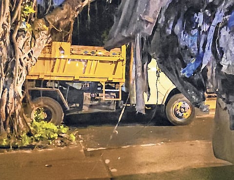 कचरागाडीवर मद्यधुंद चालक; वाहनातील 
कचरा रस्त्यावर, अपघाताबाबत भीतीचे वातावरण 