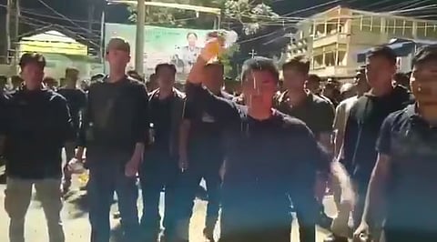 मैतेई समाजाचे नेते अरामबाई तेंगगोल यांच्या अटकेनंतर जमाव रस्त्यावर उतरला आणि त्यांनी अनेक ठिकाणी हिंसक निदर्शने केली.