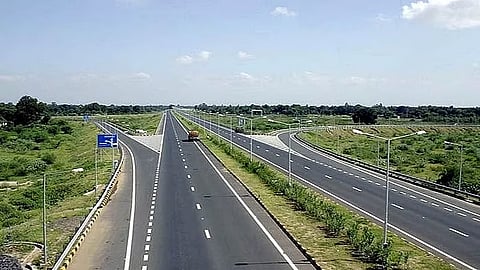 महाराष्ट्रात विकास नव्हे, लूट सुरू आहे! 