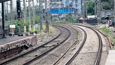 रेल्वे दुर्घटनेचे कारण गुलदस्त्यातच; वळणामुळे दुर्घटना घडली नसल्याचा रेल्वेचा दावा