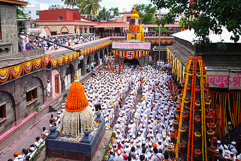 संत तुकारामांच्या पालखीचे पंढरपूरकडे प्रस्थान; मुख्यमंत्री देवेंद्र फडणवीस यांची उपस्थिती