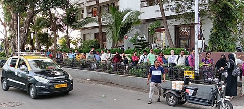 १११च्या अनियमित फेऱ्यांनी प्रवासी हैराण; ऐन गर्दीच्या वेळेत बेस्ट बसच्या कमी फेऱ्या