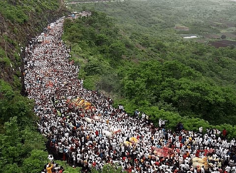दिंड्यांमधून घुमला विठुनामाचा गजर; पुण्यनगरी भक्तिरसात झाली चिंब 