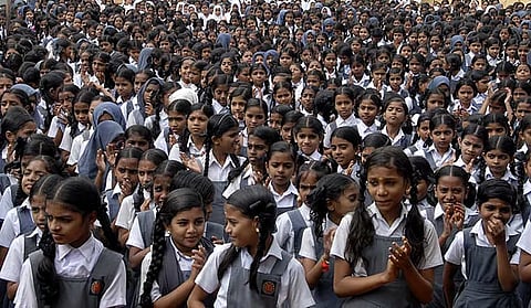 दीड कोटी विद्यार्थ्यांना मोफत गणवेश, बूट; आणखी ५३ कोटींचा निधी वितरीत करण्यास मंजुरी 