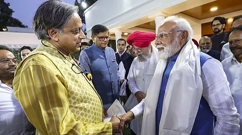 मोदी हे भारताची अनमोल संपत्ती - थरूर