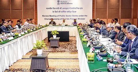 पतपुरवठा वाढवा, नफा कायम ठेवा; अर्थमंत्र्यांचे सरकारी बँकांना आवाहन