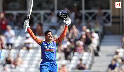 कर्णधार मानधनाचा 'श्री चरणी' विजय अर्पण; इंग्लंडच्या गोलंदाजांची धुलाई