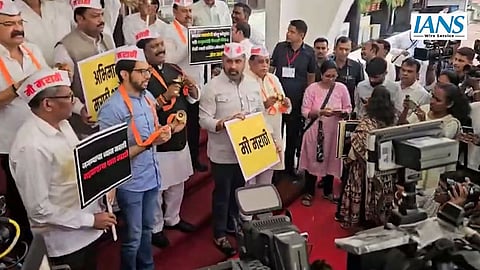 विधिमंडळाच्या पावसाळी अधिवेशनाची नाट्यमय सुरुवात; हिंदी सक्तीविरोधात MVAचे जोरदार निदर्शन