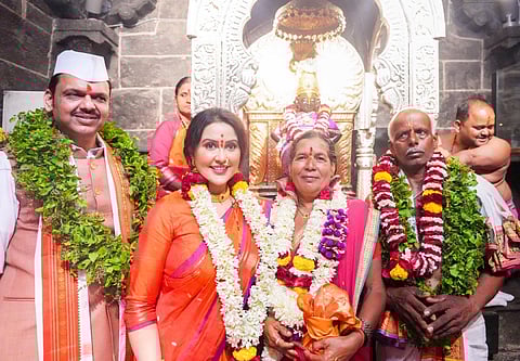 आषाढी एकादशी २०२५ : पंढरीच्या विठुराया चरणी मुख्यमंत्री फडणवीस सपत्नीक नतमस्तक; पहा फोटो 