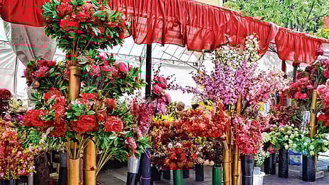 कृत्रिम फुलांच्या वापरावर लवकरच बंदी; फलोत्पादन मंत्री भरत गोगावले यांची माहिती