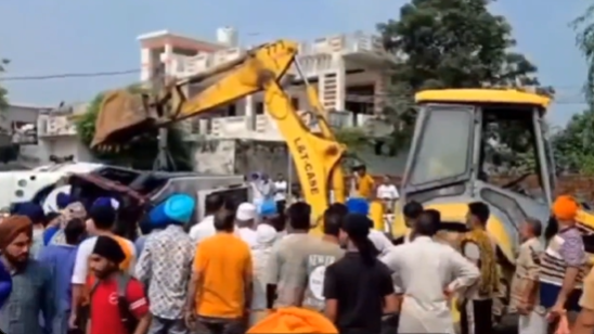 होशियारपूरमध्ये भरधाव बस उलटून भीषण अपघात; ८ प्रवाशांचा मृत्यू, अनेकजण जखमी