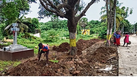 CRZ चे उल्लंघन करून गोराईत सीमाभिंतीची उभारणी; महाराष्ट्र पर्यटन विकास महामंडळाकडून BMC आणि CRZ च्या नियमांना केराची टोपली