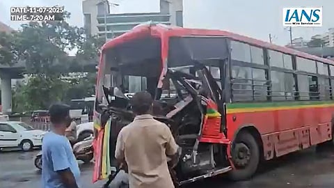 गोरेगावला बेस्ट बसची ट्रकला धडक; ८ जण जखमी