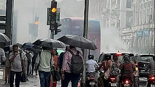 बेस्टच्या दुमजली बसला आग; मॅनहोलच्या झाकणाला बॅटरी घासून आग