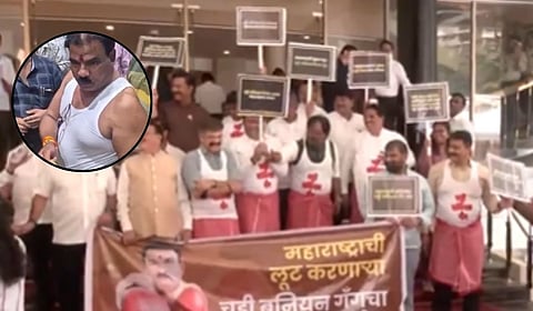 चक्क 'टॉवेल - बनियन'वर विरोधक पोहोचले विधानभवनात; संजय गायकवाड यांच्या विरोधात अनोखे आंदोलन 