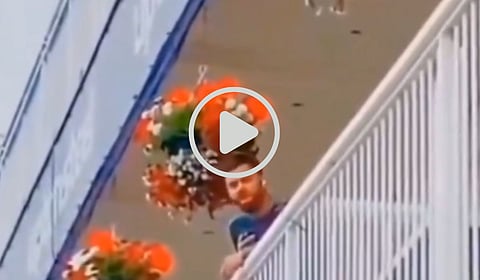 नोकरी सोडून पठ्ठ्या पोहोचला थेट विराट कोहलीच्या दारी; पण...पाहा व्हिडिओ