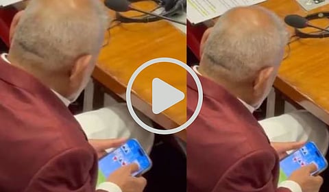 ''कधी शेतीवर या महाराज...'' विधानसभेत कृषिमंत्री 'रम्मी'मध्ये मग्न; रोहित पवारांनी व्हिडीओ केला पोस्ट