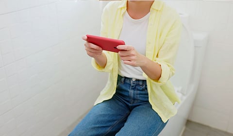 टॉयलेटमध्ये फोन वापरताय? ही सवय तुमच्या मेंटल हेल्थसाठी ठरू शकते घातक!