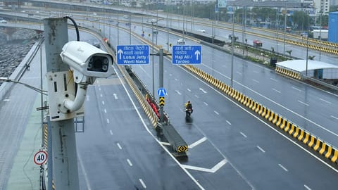 Mumbai : कोस्टल रोडवरील वाहतुकीवर 'तिसऱ्या डोळ्याची नजर’; निरनिराळी वैशिष्ट्ये असलेले २३६ CCTV कॅमेरे कार्यान्वित