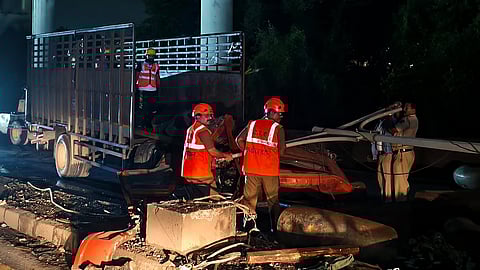 घोडबंदर रोडवर भीषण अपघात; विद्युत खांबाला ट्रकची जोरदार धडक; दोघांचा मृत्यू, वाहतूक ठप्प 