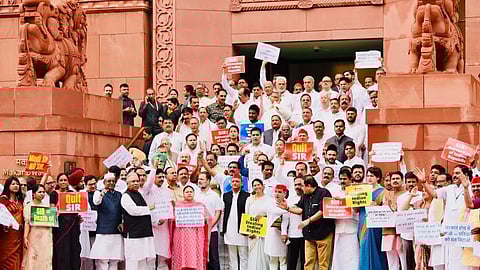 बिहार मतदार यादीवरून संसदेत विरोधकांचा गदारोळ; सभागृहाचे कामकाज स्थगित