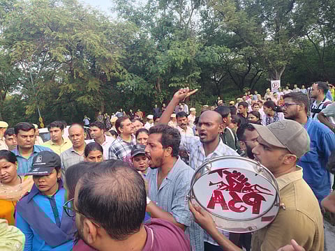 फडणवीस यांच्या विरोधात ‘जेएनयू’त निदर्शने; अध्यासन केंद्राच्या उद्घाटन सोहळ्याला विरोधाचे गालबोट 