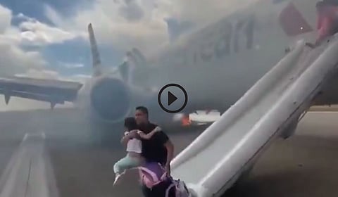 विमान अपघातांची मालिका सुरूच! अमेरिकेमध्ये टेकऑफआधीच विमानाला आग; थरारक घटनेचा व्हिडीओ व्हायरल