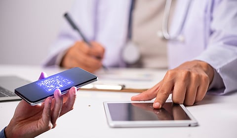 डॉक्टरांना क्यूआर कोड अनिवार्य; बोगस डॉक्टरांना आळा घालण्यासाठी महाराष्ट्र वैद्यकीय परिषदेचा निर्णय