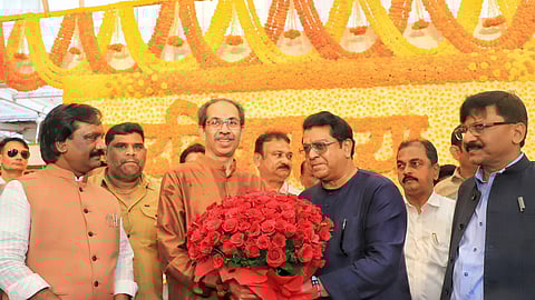 उद्धव ठाकरेंना वाढदिवसाची ‘राज’भेट! मातोश्रीवर जाऊन राज ठाकरेंनी दिल्या शुभेच्छा