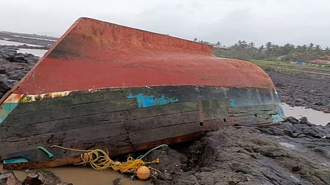 ‘तुळजाई’ बोटीचे अवशेष सासवणे किनाऱ्यावर