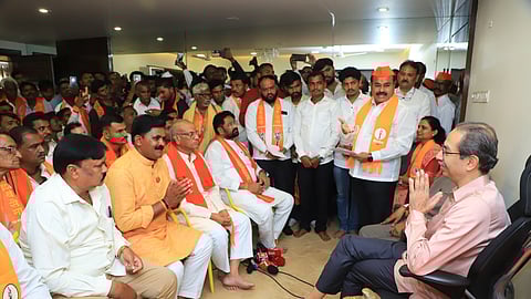 मराठी संपवण्याचा सरकारचा डाव - उद्धव; फडणवीस 'हतबल' मुख्यमंत्री