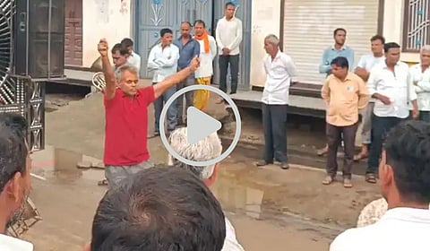 डोळ्यात अश्रू, चेहऱ्यावर हसू...मित्राच्या अंत्ययात्रेत ढोल-ताशावर नाचत दिला निरोप; व्हिडिओ व्हायरल