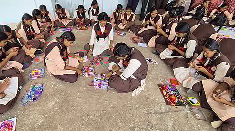 २८ वर्षांपासून धरणगावच्या विद्यार्थिनींची अनोखी देशसेवा; सीमेवरील जवानांसाठी बनवल्या राख्या 