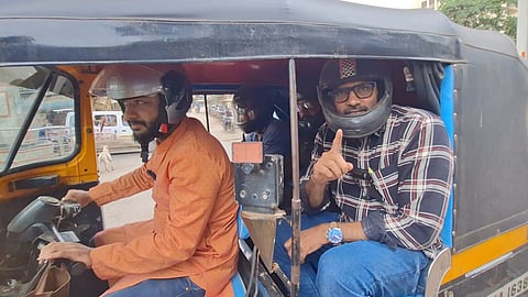 भिवंडी मेट्रो अपघात: हेल्मेट घालून तरुणांचा निषेध