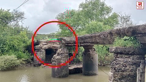 थेरोंडा-पालव साकव अखेर कोसळलाच; प्रशासनाच्या अक्षम्य दुर्लक्षितपणामुळे ग्रामस्थ आक्रमक